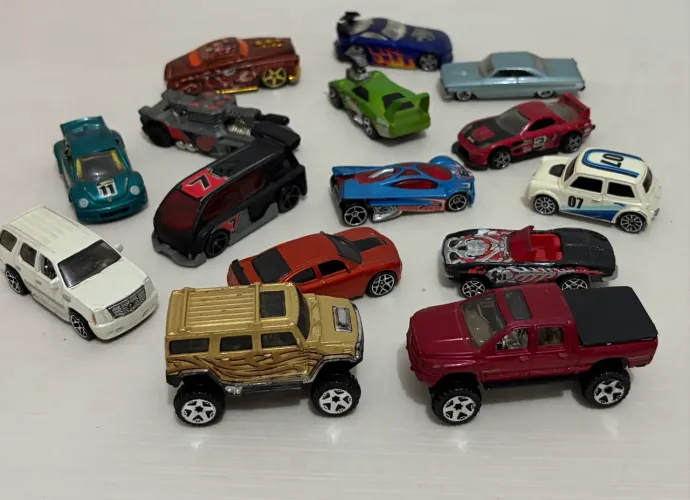 15 HOT WHEELS VARIADOS 