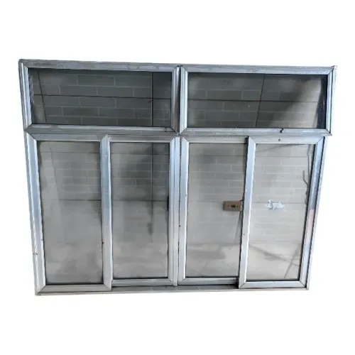 Janela de Alumínio com Vidro Fumê Conservada 153x126 cm