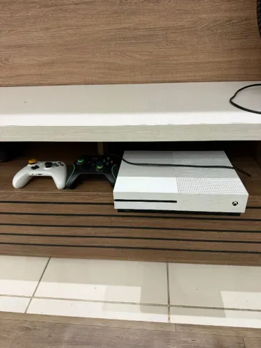 Xbox One S 1TB com 1 Controle original e 2 controles mecânicos