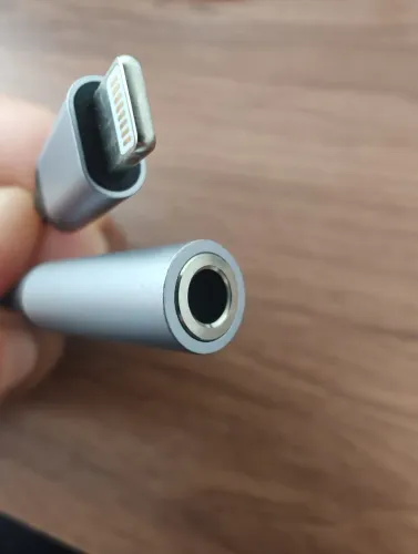 Adaptador Lightning para conectar fone P2 no iPhone