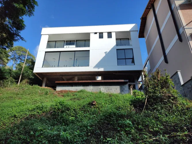 Casa moderna e espaçosa à venda no Condomínio Cônego Green Garden, Nova Friburgo, RJ