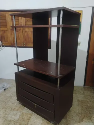 Estante para sala com três gavetas