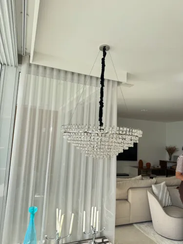 Lustre Scarto pendente redondo em camadas com estrutura metálica e prismas de cristal