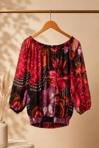 Blusa Desigual estampada. Original. Tamanho 36-38. Tamanho P mas veste M perfeitamente. 