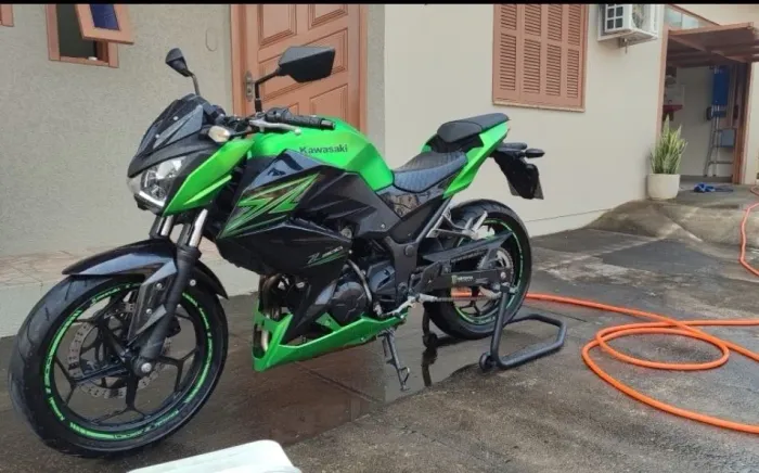 Vendo Kawasaki Z300 ano 2016 cor verde fosca.