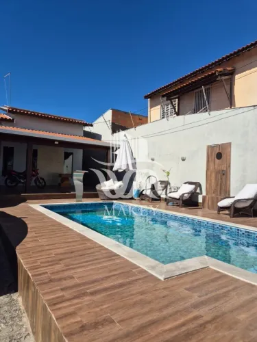 Locação. Casa mobiliada de 3 dormitórios, com suíte, cozinha planejada e quintal com pisci