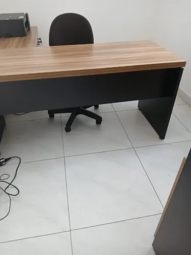 Vendo conjunto de mesa e armário para escritório.