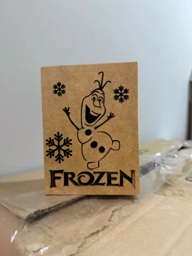 Lembrança aniversário em MDF frozen
