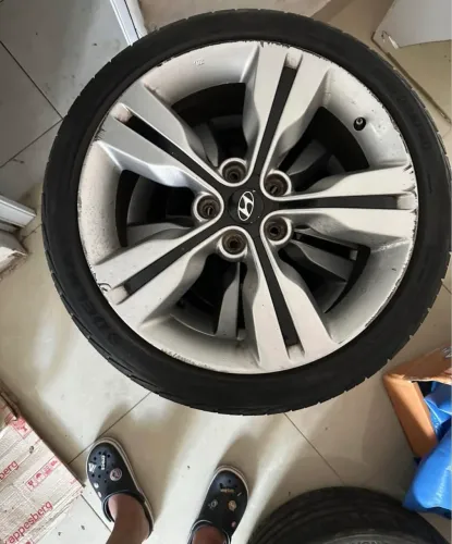 Roda veloster Aro 18 vai com pneu