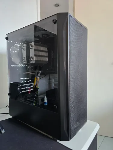 Gabinete com vidro temperado e 6 fans