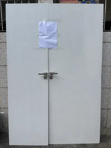 Vende-se duas portas 