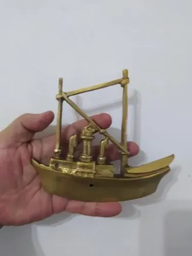 Linda escultura Parede em bronze dourado representando Navio a vapor ricamente detalhada
