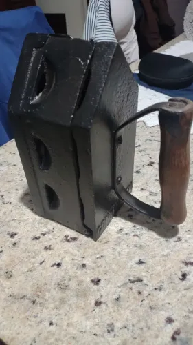 Ferro antigo de passar roupa