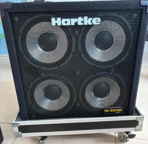 Caixas Hartke 410 e 115 XL com case da Iron Case. Podem ser vendidas separadamente.