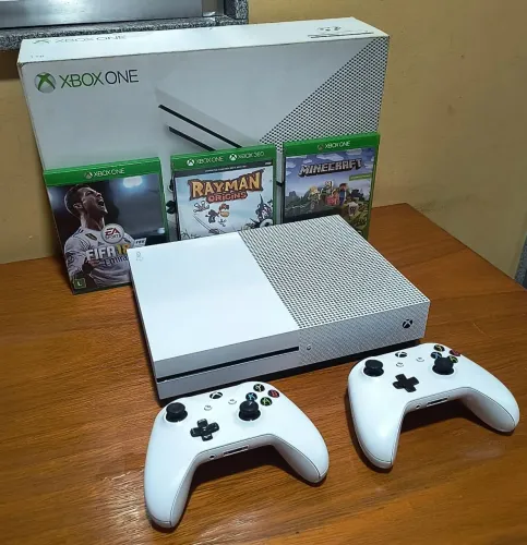 Xbox One S 1TB + 2 controles + 3 jogos