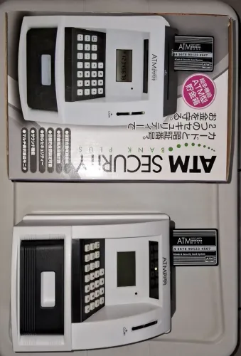 Cofre eletrônico de brinquedo que simula um caixa eletrônico (ATM)
