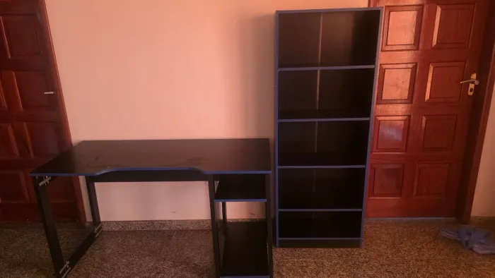 Estante e mesa de computador
