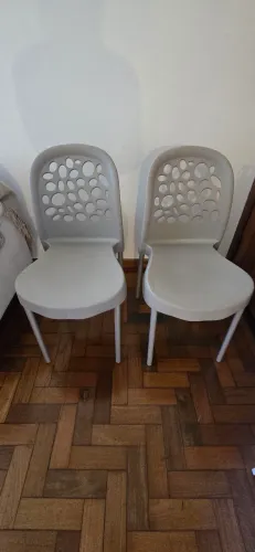 2 Cadeiras de plástico pés alumínio 