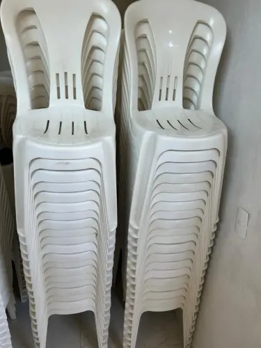 Cadeira de plástico branca