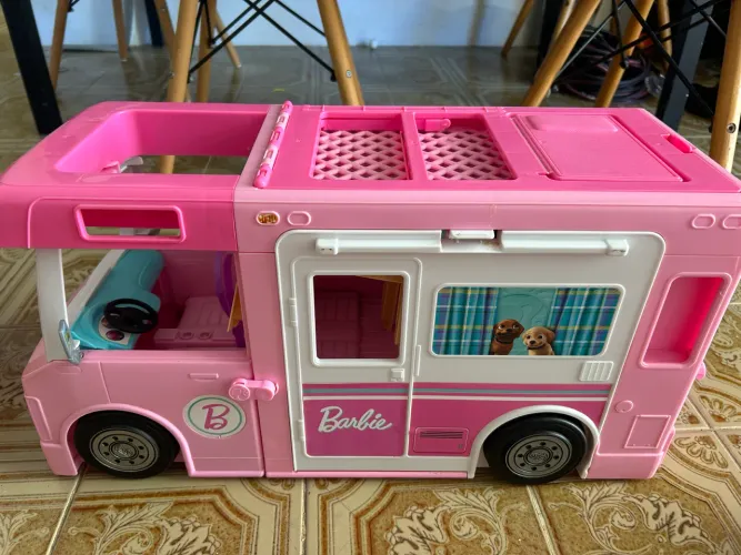 Venda de trailer da Barbie completo com acessórios 