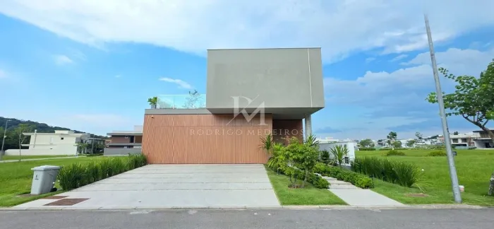 Casa mobiliada na Pedra Branca com 3 suítes, piscina, automação e espaço gourmet completo.