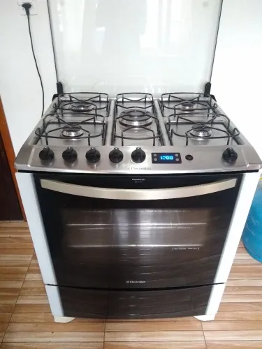 Fogão Eletrolux 5 bocas com digital funcionando tudo perfeitamente.