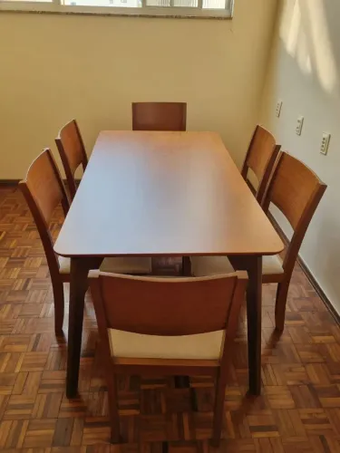 Mesa de madeira laminada com 6 cadeiras (nova)