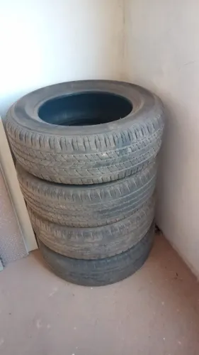 04 Pneus Bridgestone 215/65R16 em ótimo estado de conservação.