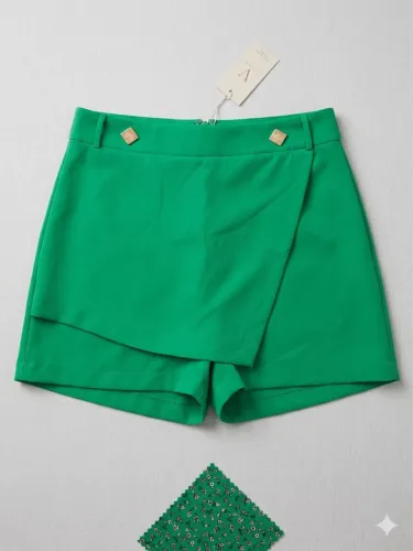 Shorts-Saia de Alfaiataria Feminino Verde Bandeira com Detalhes de Botões Dourados