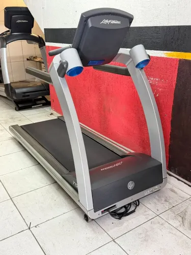 Esteira profissional life fitness