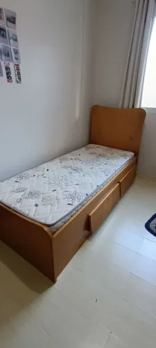 Cama de madeira, colchão e escrivaninha 
