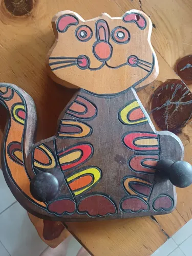Vendo Cabideiro antigo escupido a mão 