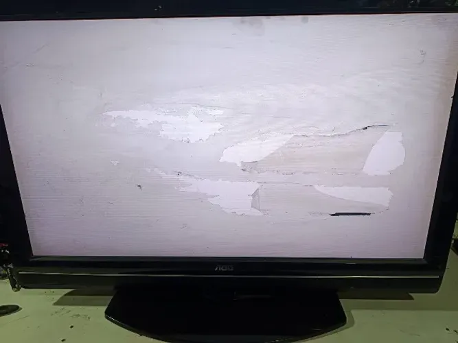 TV AOC LC32W053 com defeito na tela