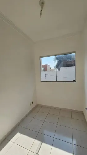 Sobrado para aluguel tem 370 metros quadrados com 3 quartos em Jardins Madri - Goiânia - G