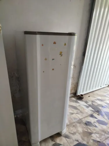 Geladeira Esmaltec semi-nova