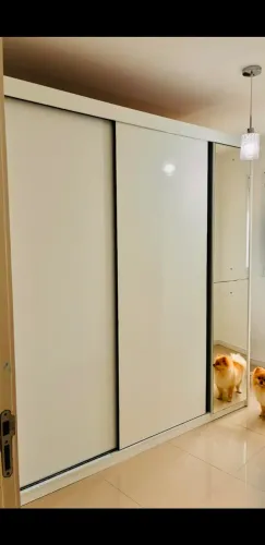 Guarda roupa com porta espelho