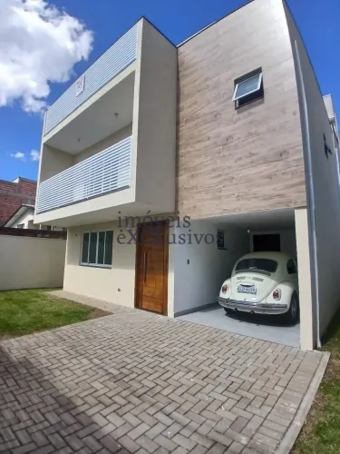 Sobrado Triplex Novo com 3 Suítes e Terraço Panorâmico em Santa Felicidade