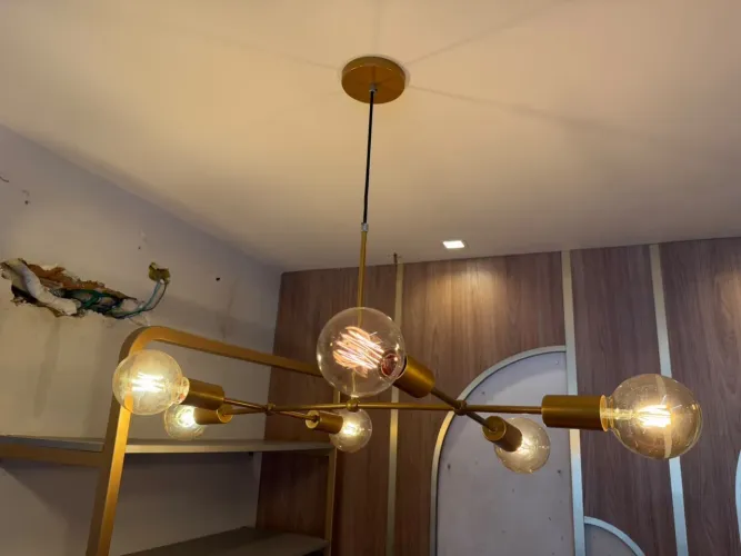 Balcão e luminária