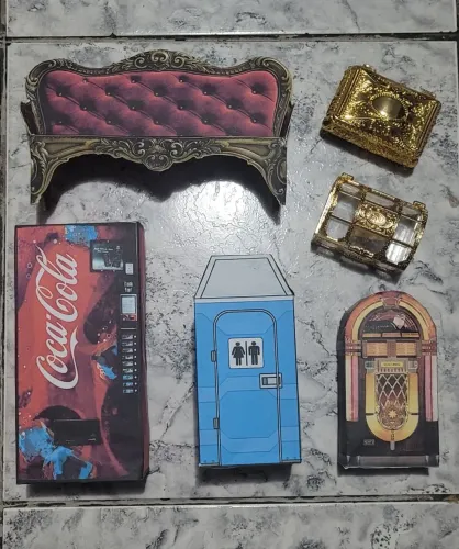 6 acessórios para bonecos sofá baú banheiro máquina refri toca disco action figure cenario