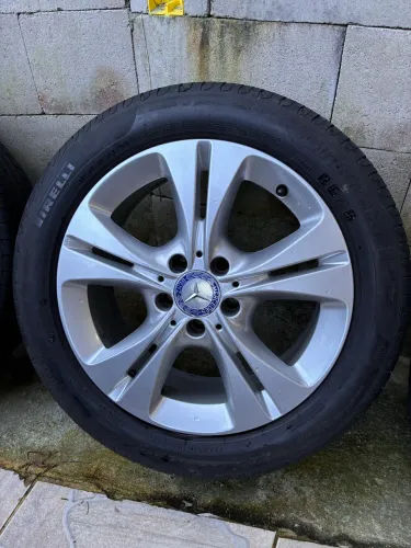 4 rodas originais C180 e 4 pneus Pirelli P7