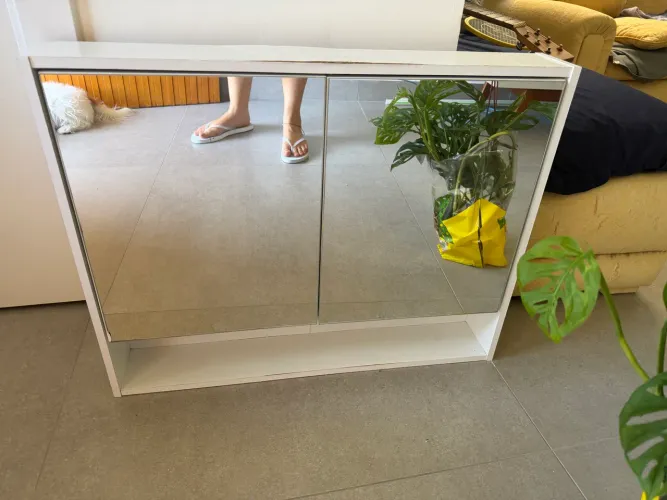 Armário de banheiro aéreo com espelho duas portas e nicho