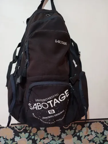 Mochila Sabotagem urbana, espaçosa, todos os fechos funcionando.