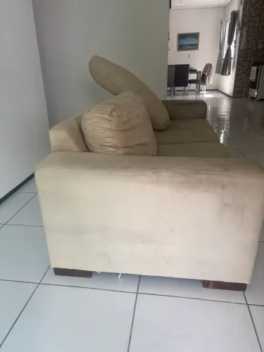 Vendo sofá de 3 lugares na cor bergi claro 