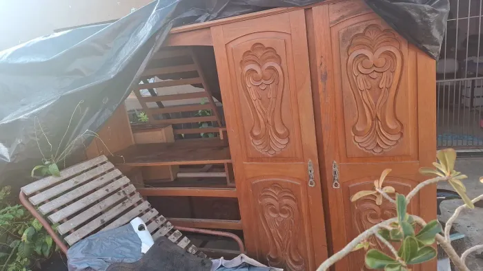 Guarda roupa de madeira