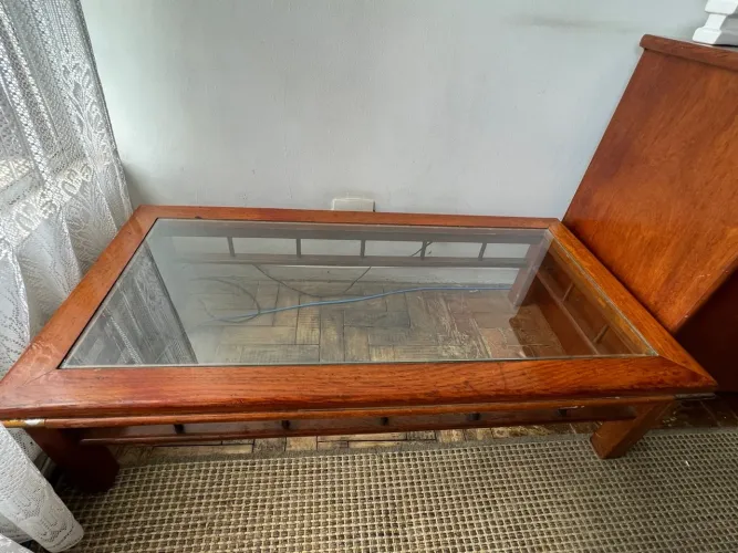 Mesa de Centro Antiga de Madeira com Tampo de Vidro