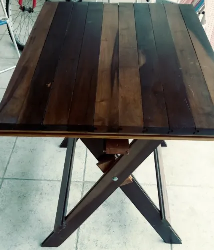 Mesa Artesanal em Assoalho Madeira Canela