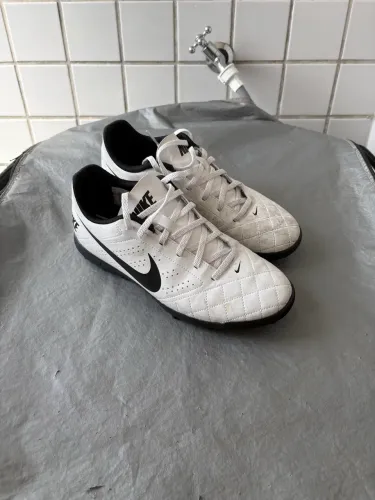 Chuteira Nike Beco usada apenas 1 vez