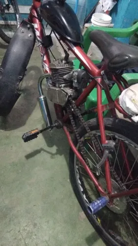 Bicicleta motorizada vermelha
