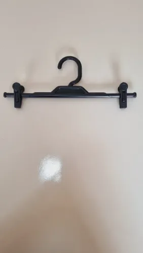 42 cabides plástico pretos com presilha