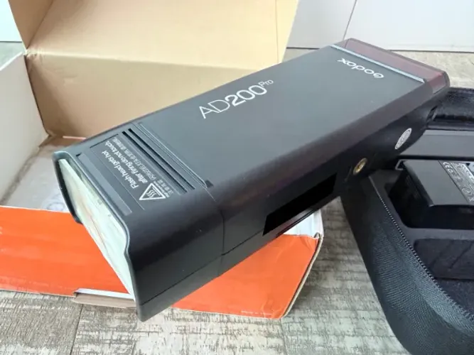 Flash Godox AD200Pro com acessórios e case, como novo